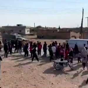 لقطة تبين الحشود وهم يرشقون الدورية بالحجارة