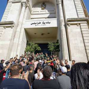 محتجون في طرابلس يغلقون مدخل مبنى البلدية.