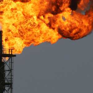 نمو المخزونات الأميركية أثر على سعر النفط.