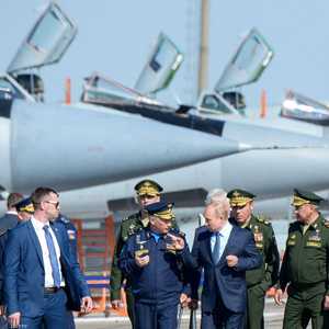 بوتن بتفقد طائرات حربية - أرشيفية