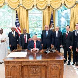 ترامب إلى جانب الوفود في المكتب البيضاوي