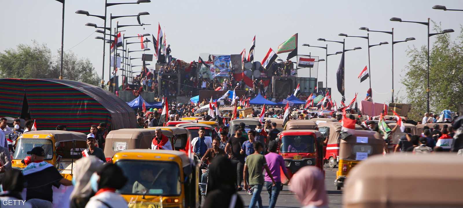 المحتجون فوق جسر الجمهور في العاصمة بغداد.