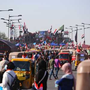 المحتجون فوق جسر الجمهور في العاصمة بغداد.