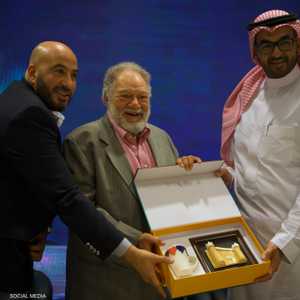 المسرحية بطولة الفنان المصري يحيى الفخراني (وسط)