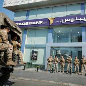 بقيت تصنيفات البنوك قيد المراجعة لمزيد من الخفض.