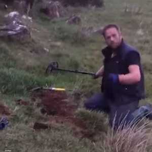 لحظة استخراج الكنز من باطن الأرض