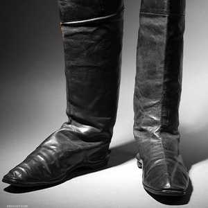 الحذاء الذي سيقام عليه المزاد