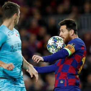 حارس براغ اتهم ميسي وزملاءه بعدم مصافحة الضيوف