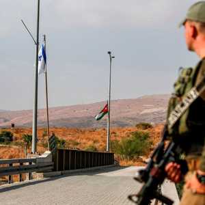 جندي إسرائيلي يقف على جسر مؤد إلى الباقورة