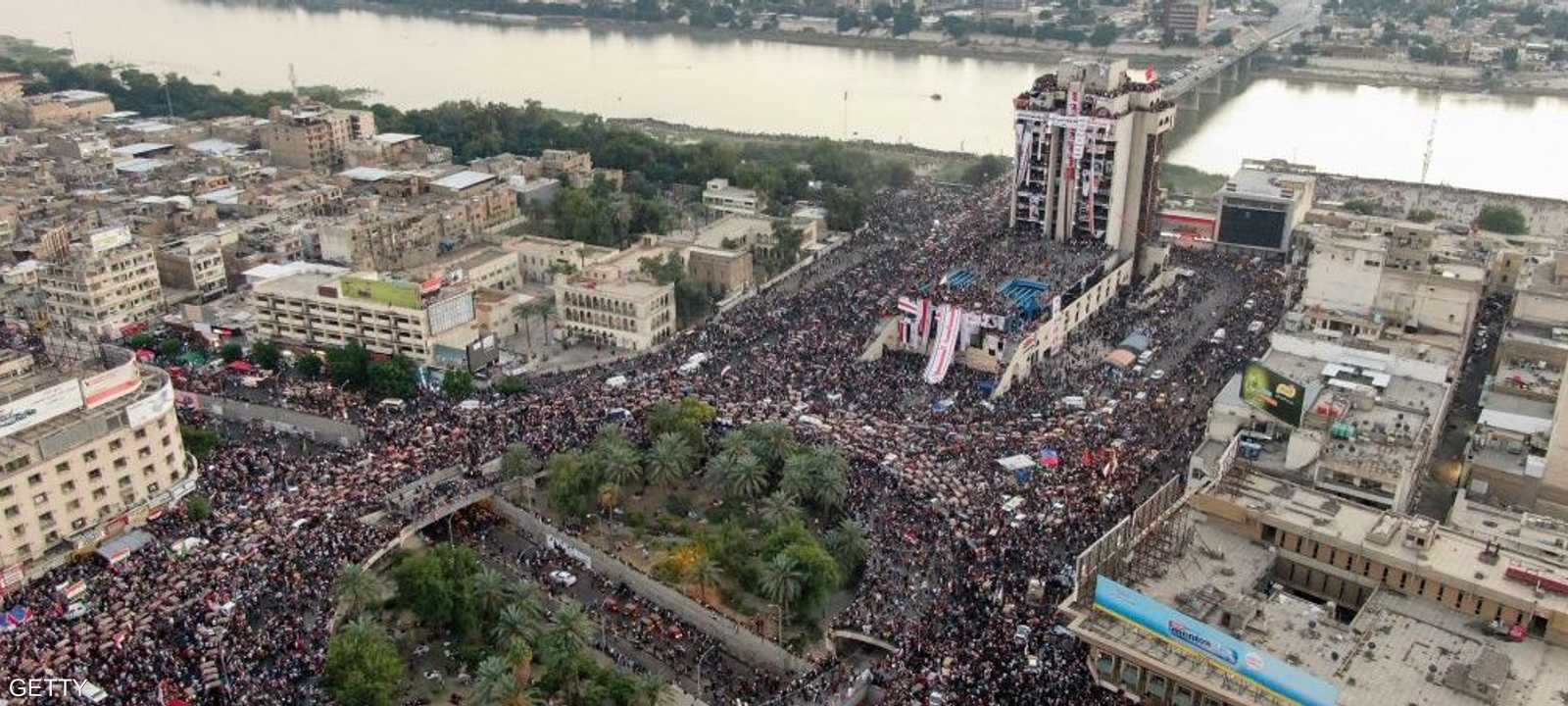 آلاف العراقيين يحتشدون في ساحة التحرير وسط بغداد