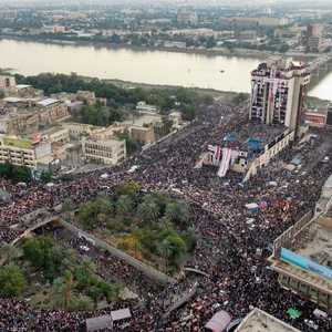 آلاف العراقيين يحتشدون يوميا في ساحة التحرير وسط بغداد