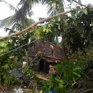 الإعصار بلبل قتل شخصين وتسبب بتشريد الآلاف.