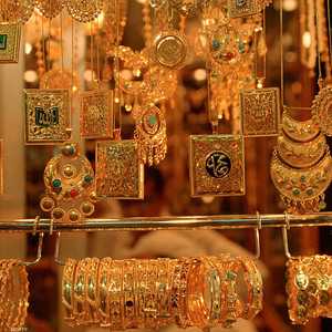 شراء البنوك المركزية للذهب يدعم الأسعار أيضا.