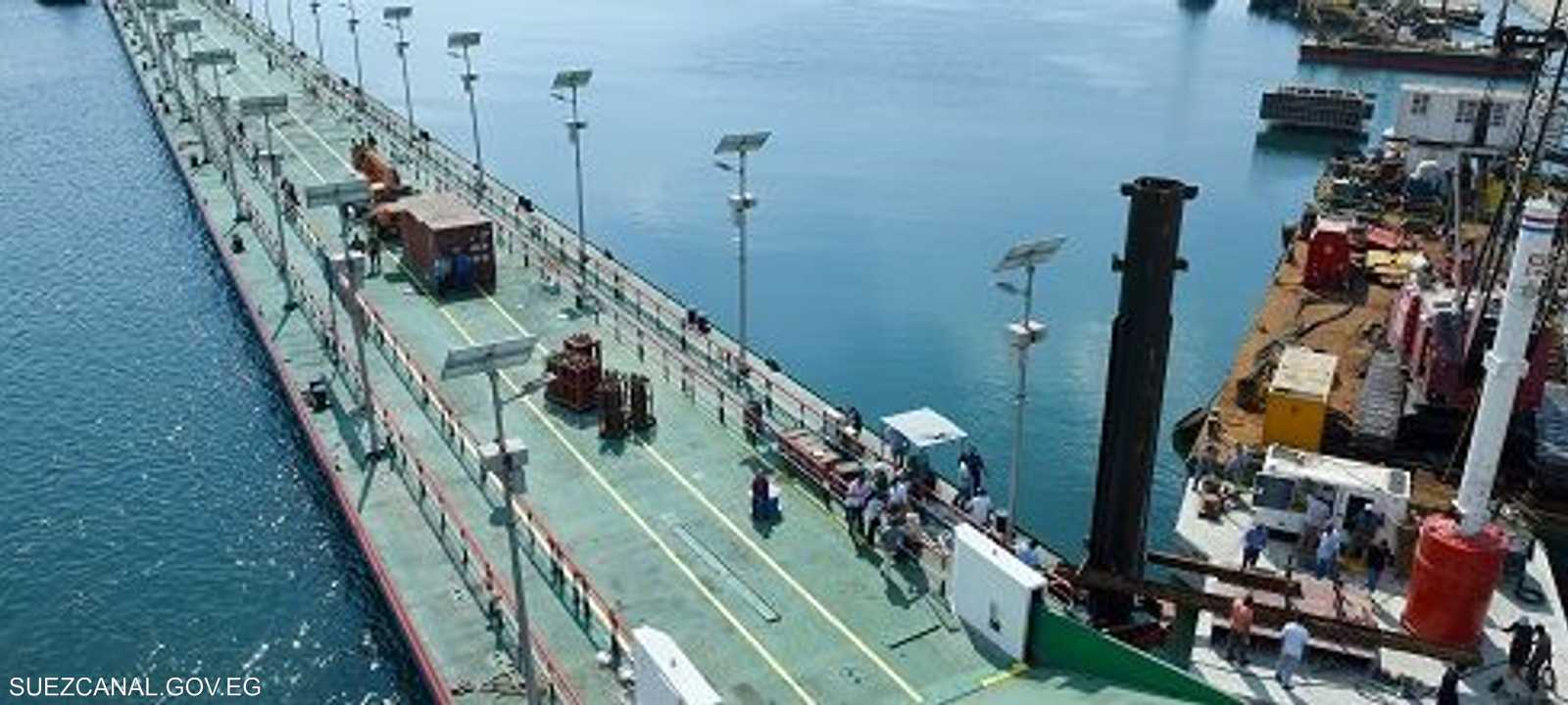 أحد الجسور العائمة على قناة السويس