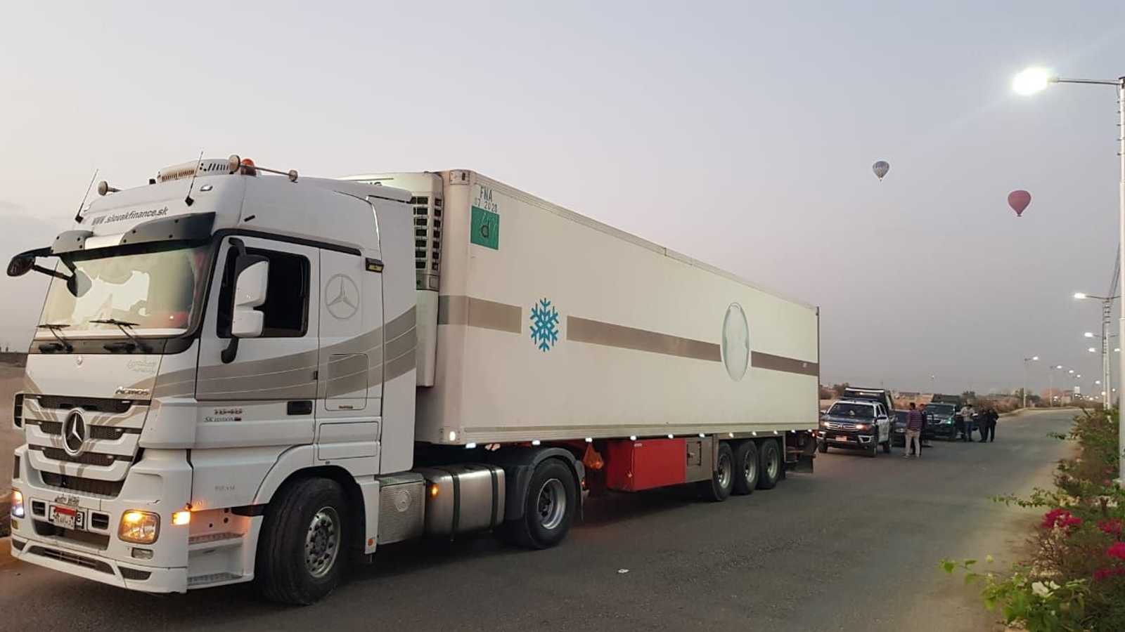 التوابيت نُقلت بواسطة سيارات مغلقة.