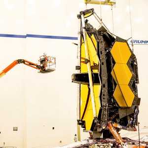 صورة تظهر ضخامة تلسكوب "ويب" لناسا