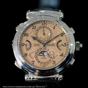 الوجه الرئيسي للساعة مصنوع من الفولاذ والذهب الوردي