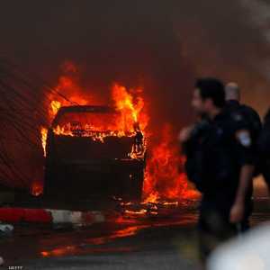 سيارة إسرائيلية تحترق من جراء سقوط صاروخ فلسطيني على سيدروت