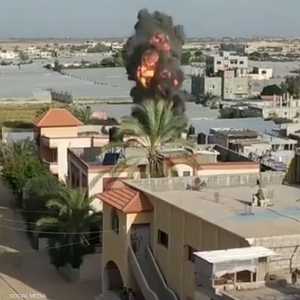 لحظة قصف المنزل في مدينة رفح جنوبي قطاع غزة