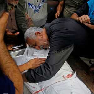 يودع ابنه زكي غنامة الذي قتلته غارة إسرائيلية على غزة