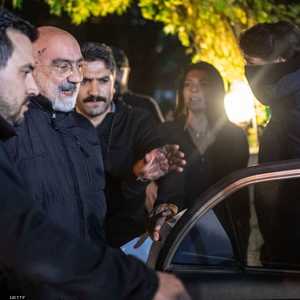 عناصر من الأمن التركي يقتادون ألتان نحو سيارة الاعتقال