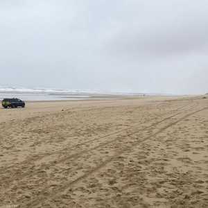 دورية من الشرطة الفرنسية فوق الشواطئ التي وصلتها المخدرات