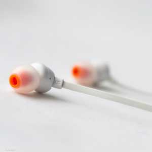 بعد مشاهدة مقاطع فيديو على موبايله.. سماعات أذن "تقتل" رجلا