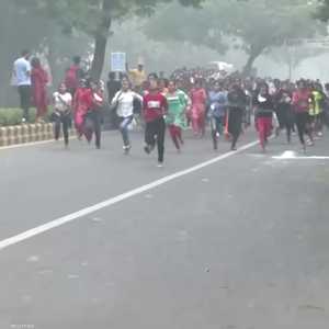 أطفال يشاركون في سباق ركض بالرغم من تلوث الهواء