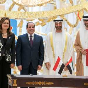 ولي عهد أبوظبي مع الرئيس المصري في قصر الوطن