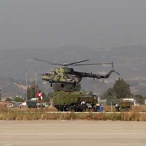 طائرة هليكوبتر تهبط في قاعدة حميميم الروسية في سوريا - أرشيف