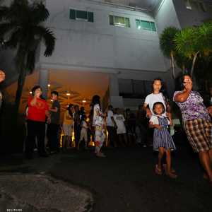 سواح يتجمعون في ساحة فندق في إندونيسيا بعد الزلزال