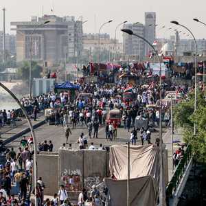 متظاهرون يعتصمون على جسر السنك وسط بغداد