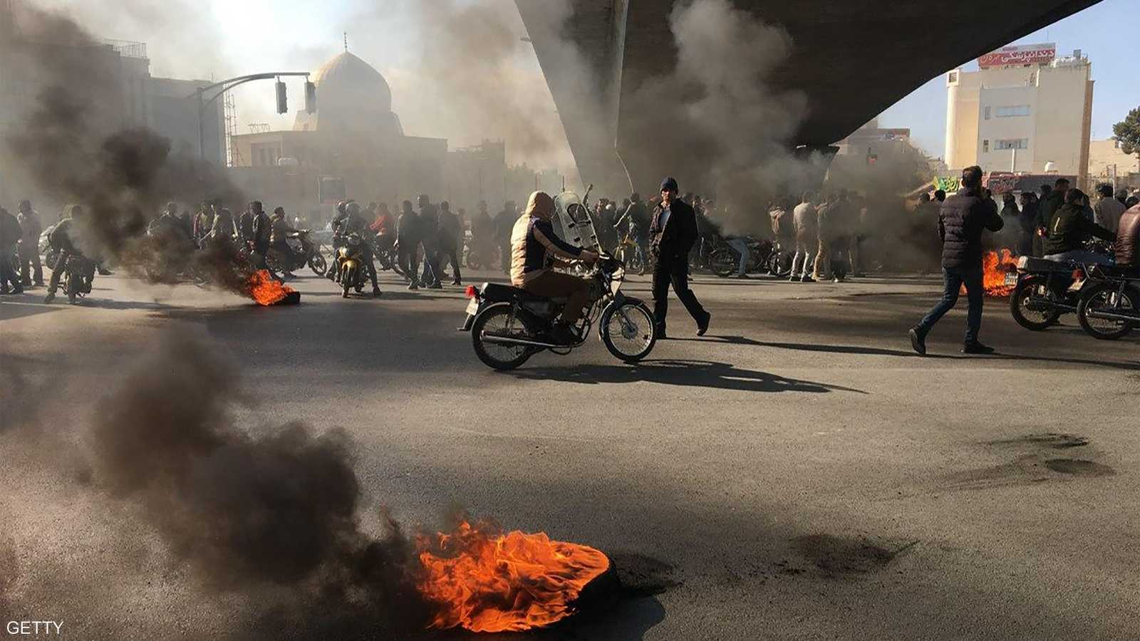 جانب من احتجاجات في أصفهان ضد أسعار البنزين