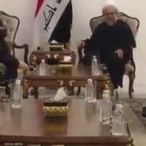 عبد المهدي (يسارا) خلال اجتماع مع مسؤولين جرى تسريبه