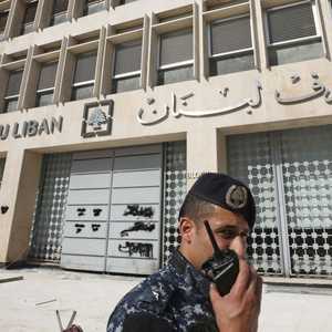 أغلقت المصارف في لبنان أبوابها بسبب الأوضاع