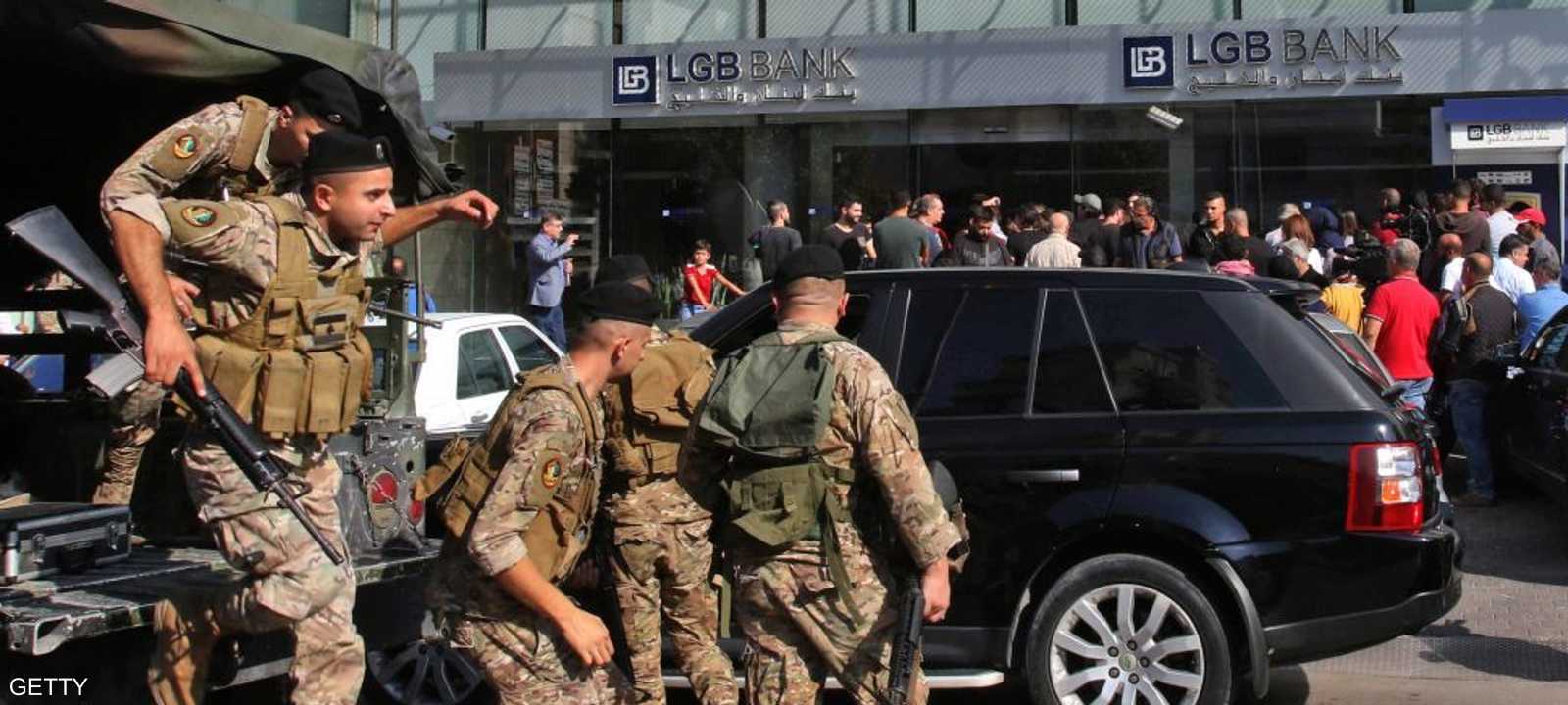 أضرب العاملون في المصارف اللبنانية بسبب اعتداءات طالت بعضهم