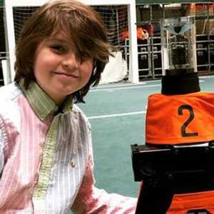 سيمونز يطمح إلى دراسة الطب بعد تخرجه من الجامعة.