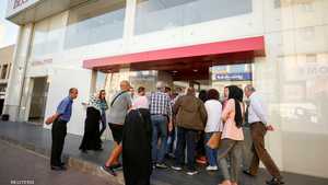 لبنانيون يتدفقون على فرع مصرف بي أل سي في صيدا.