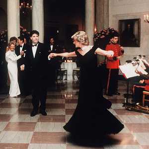 الأميرة ديانا ترقص مع جون ترافولتا في البيت الأبيض عام 1985.