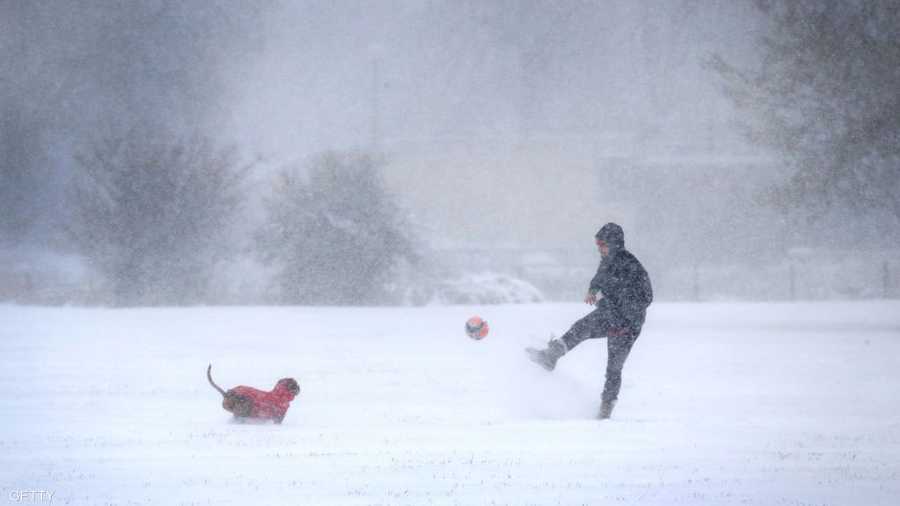 لم تمنع الثلوج محبي كرة القدم من ممارسة هوايتهم المفضلة في شيكاغو.