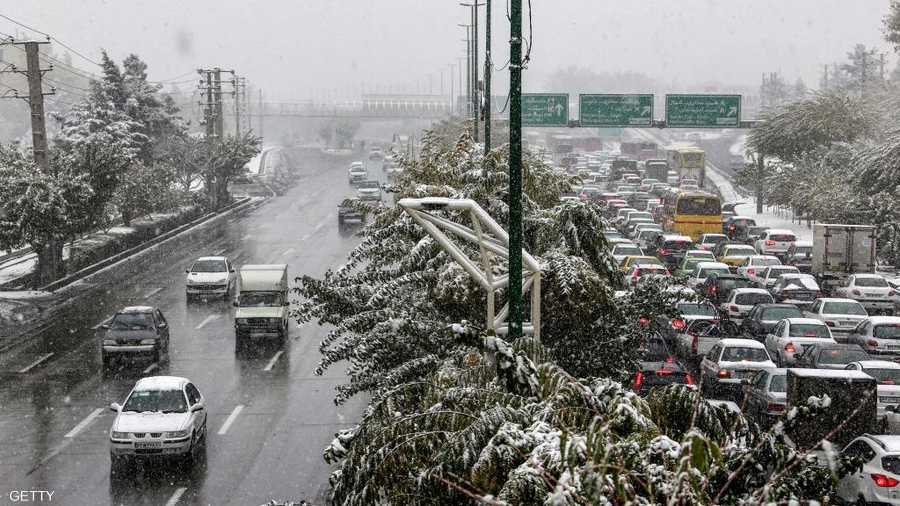 بشكل غير متوقع.. الثلوج غطت العاصمة الإيرانية طهران.