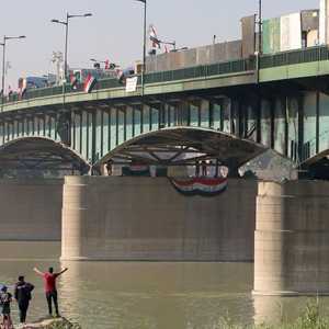 المتظاهرون يسيطرون على جسر الجمهورية في بغداد