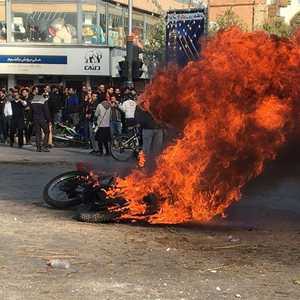 مظاهرة في مدينة أصفهان الإيرانية بسبب رفع أسعار الوقود.