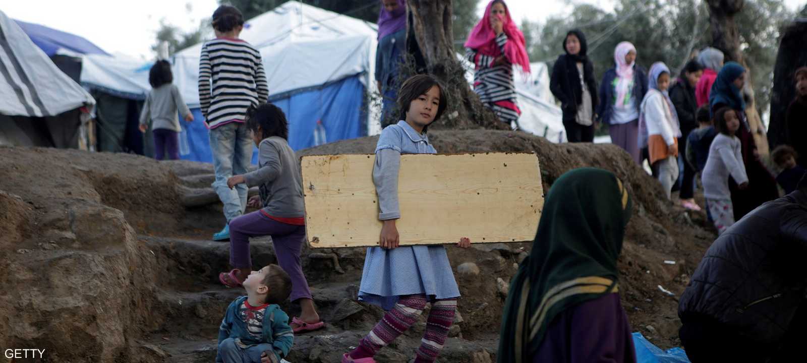 لاجئون ومهاجرون في مخيم للاجئين بإحدى الجزر اليونانية