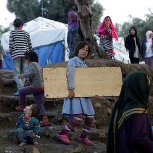 لاجئون ومهاجرون في مخيم للاجئين بإحدى الجزر اليونانية