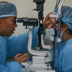 العملية تعدل شكل قرنية العين.