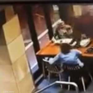 لحظة اعتداء الرجل على المراة المحجبة في مقهى بسيدني