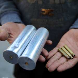 محتج يعرض رصاصات وقنابل غاز تستخدمها قوات الأمن العراقية