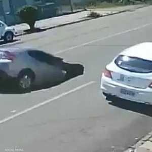 الحفرة ابتلعت السيارة بالكامل