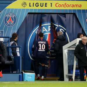 نيمار أثناء خروجه من الملعب